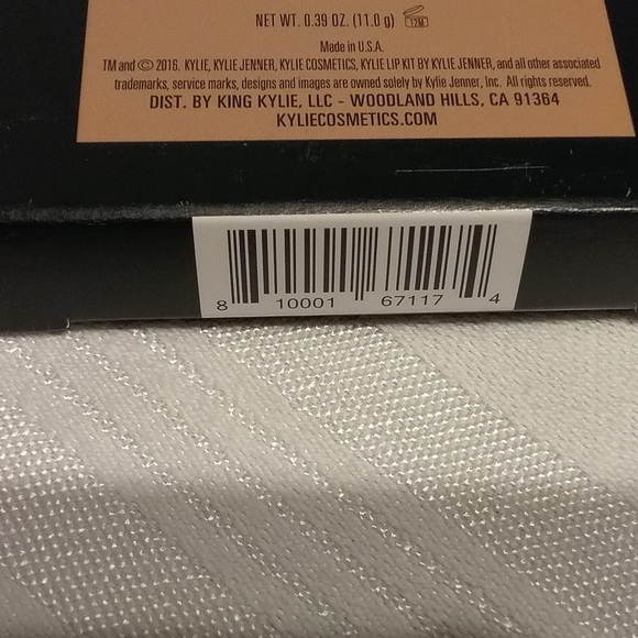 Kylie Jenner Bronzing Powder in Tequila Tan - Picture 4 of 7